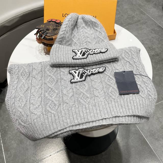 两件套-羊毛套装帽子 经典套装帽子！帽子围巾！暖暖哒超级舒服～冬日小姐姐减龄神器哦～这个冬天你就差这么一套套装帽子啦～又保暖又时尚！男女通用款