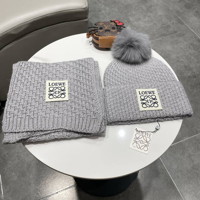 罗意威Loewe 小红书爆款，官网新品经典套装帽子！帽子围巾！手感一级棒！暖暖哒超级舒服～这个冬天你就差这么一套装帽子啦～又保暖又时尚！欢迎选择