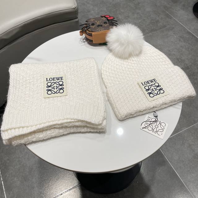 罗意威Loewe 小红书爆款，官网新品经典套装帽子！帽子围巾！手感一级棒！暖暖哒超级舒服～这个冬天你就差这么一套装帽子啦～又保暖又时尚！欢迎选择