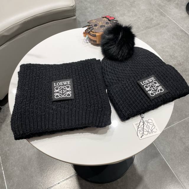 罗意威Loewe 小红书爆款，官网新品经典套装帽子！帽子围巾！手感一级棒！暖暖哒超级舒服～这个冬天你就差这么一套装帽子啦～又保暖又时尚！欢迎选择