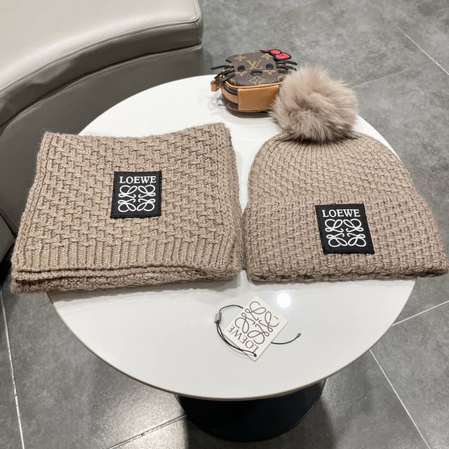 罗意威Loewe 小红书爆款，官网新品经典套装帽子！帽子围巾！手感一级棒！暖暖哒超级舒服～这个冬天你就差这么一套装帽子啦～又保暖又时尚！欢迎选择