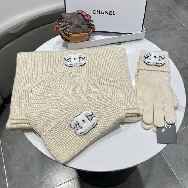 香奈儿2025滑雪季 暖雪之境 置身纯白雪场，以小香羊羊三件套诠释冬日优雅。素色粗纱针织围巾、手套与帽子，以细腻羊绒包裹凛冽寒意，轻盈暖意随行。经典的粗纱纹理间