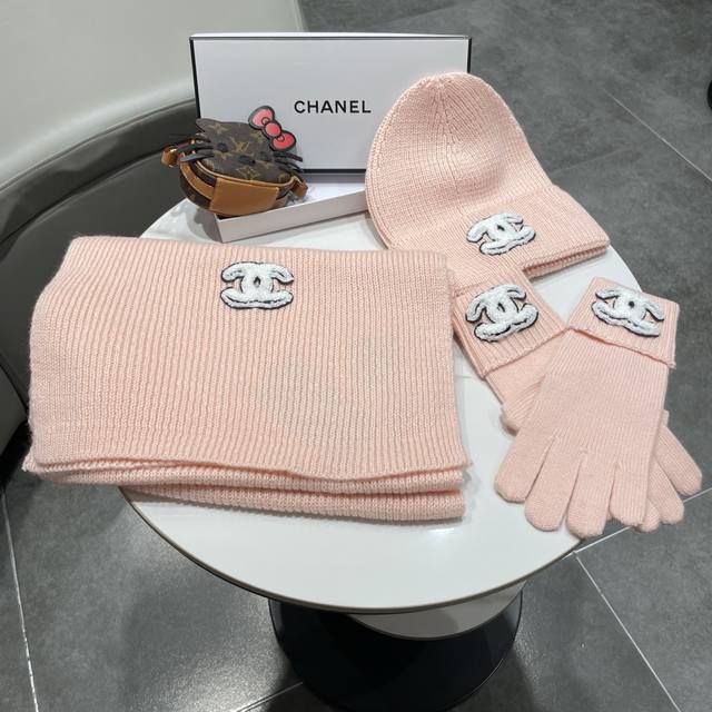 香奈儿2025滑雪季 暖雪之境 置身纯白雪场，以小香羊羊三件套诠释冬日优雅。素色粗纱针织围巾、手套与帽子，以细腻羊绒包裹凛冽寒意，轻盈暖意随行。经典的粗纱纹理间