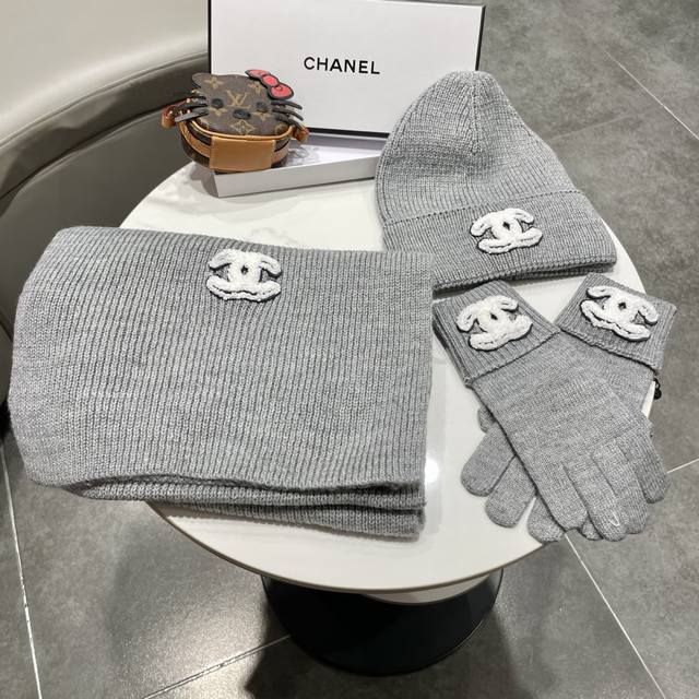 香奈儿2025滑雪季 暖雪之境 置身纯白雪场，以小香羊羊三件套诠释冬日优雅。素色粗纱针织围巾、手套与帽子，以细腻羊绒包裹凛冽寒意，轻盈暖意随行。经典的粗纱纹理间