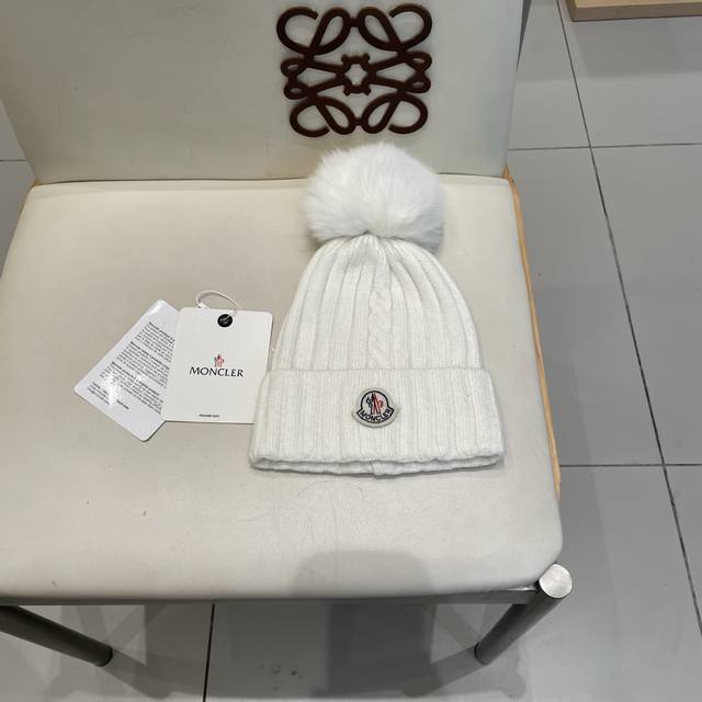 蒙口Moncler高品质狐狸毛球针织兔羊毛毛线帽 超经典不过时的一款秋冬冷帽 懂货的小姐姐必入款，帽型质量市场都有超多版本 唯有这款一直屹立不倒，上头真心好看，