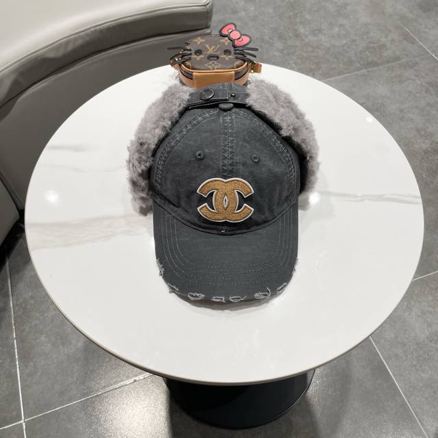 Chanel香奈儿高品质做旧质感加绒护耳雷锋帽女冬季两用保暖护耳帽软顶棒球帽男