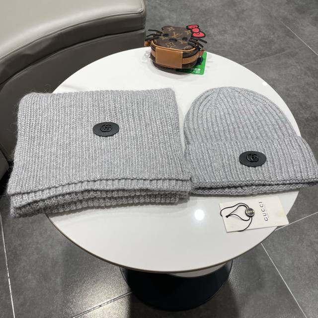 古奇Gucci经典套装帽子！帽子围巾！羊绒兔绒品质！暖暖哒超级舒服～这个冬天你就差这么一套套装帽子啦～又保暖又时尚！男女通用款