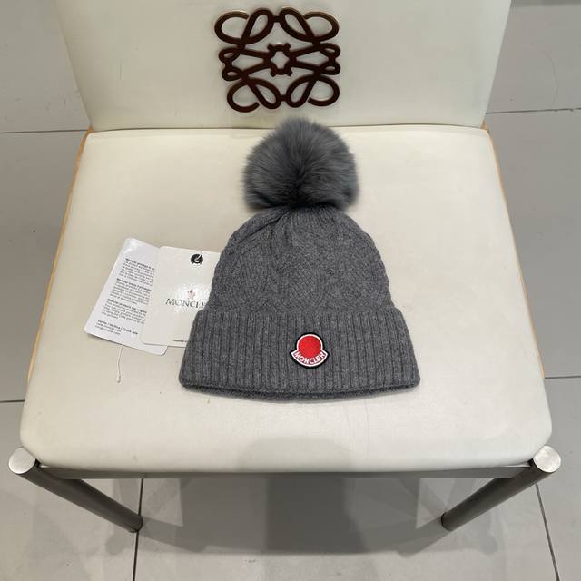 高版本！！！ 蒙口Moncler高品质狐狸毛球针织兔羊毛毛线帽 超经典不过时的一款秋冬冷帽 懂货的小姐姐必入款，帽型质量市场都有超多版本 唯有这款一直屹立不倒，