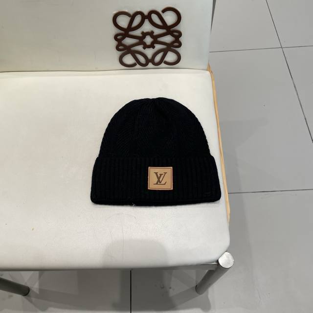 高版本！！！ Lv路易威登高品质针织兔羊毛毛线帽 超经典不过时的一款秋冬冷帽 懂货的小姐姐必入款，帽型质量市场都有超多版本 唯有这款一直屹立不倒，上头真心好看，
