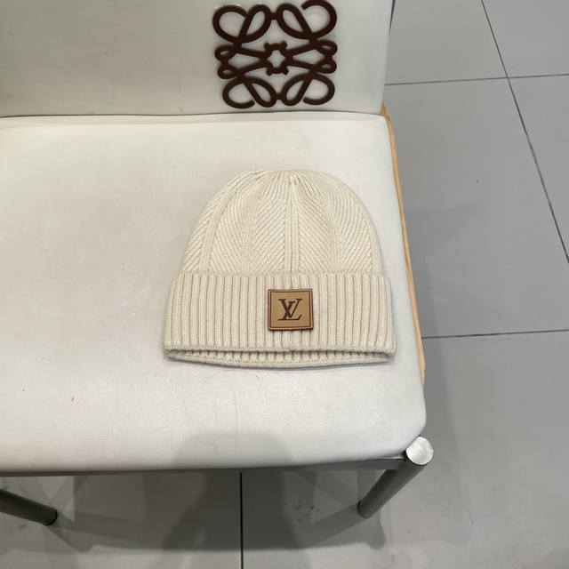 高版本！！！ Lv路易威登高品质针织兔羊毛毛线帽 超经典不过时的一款秋冬冷帽 懂货的小姐姐必入款，帽型质量市场都有超多版本 唯有这款一直屹立不倒，上头真心好看，