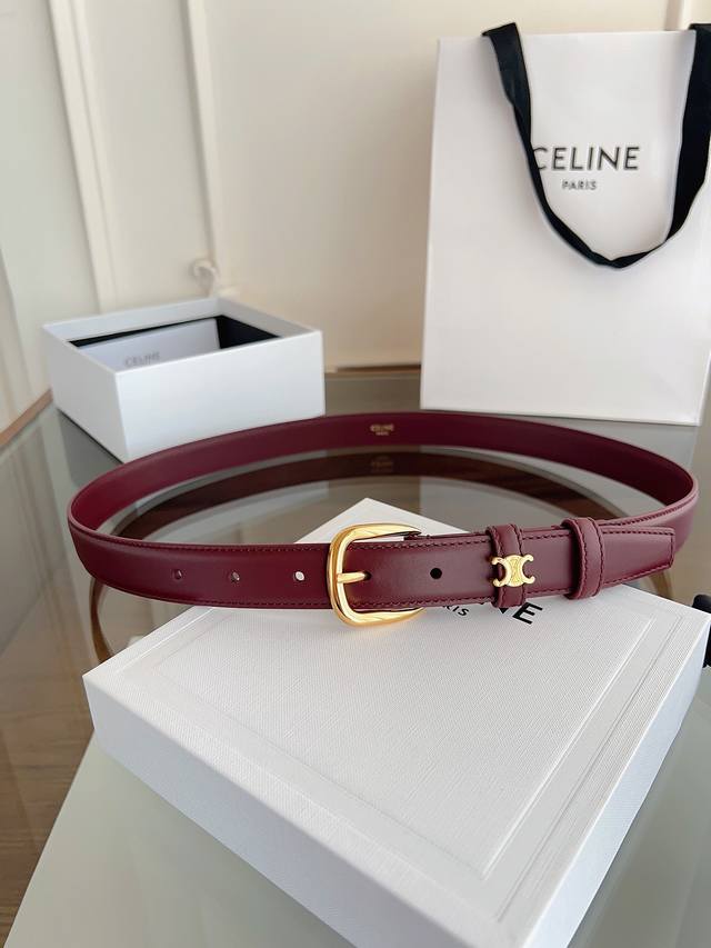 CéLine 赛琳Vivienne中 Taurillon25毫米皮带 牛皮革 牛皮革衬里 金色饰面 圆形搭扣 第一个圆环四周环绕Triomphe金属环 宽度：1