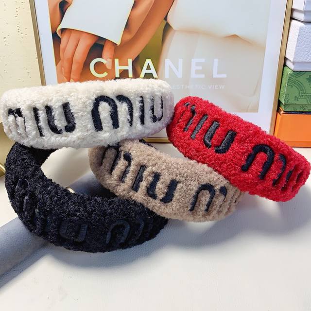 Miumiu缪缪 Miumiu发箍 高卢顶羊羔毛刺绣Logo简约轻奢风发箍气质百搭小仙女必入单品名媛风十足～宝藏款 闭眼入推荐款 单个