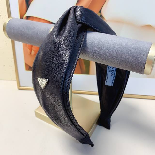 Prada普拉达 Prada发箍 高卢顶牛皮三角牌简约轻奢风发箍气质百搭小仙女必入单品名媛风十足～宝藏款 闭眼入推荐款 单个