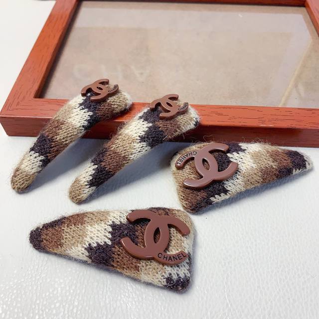 Chanel小香 Chanel发夹 羊毛刘海夹Bb夹压夹日常精致小单品 气质百搭小仙女必入单品 宝藏款 闭眼入推荐款 一对