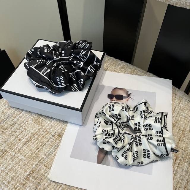 配包装盒 Miumiu新款字母发圈，简单优雅，实用百搭，名媛范儿十足！小仙女必备