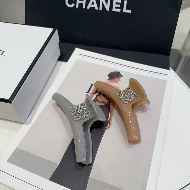 配包装盒 Loewe 罗意威 字母抓夹，时尚潮品，简单大方，人手必备单品