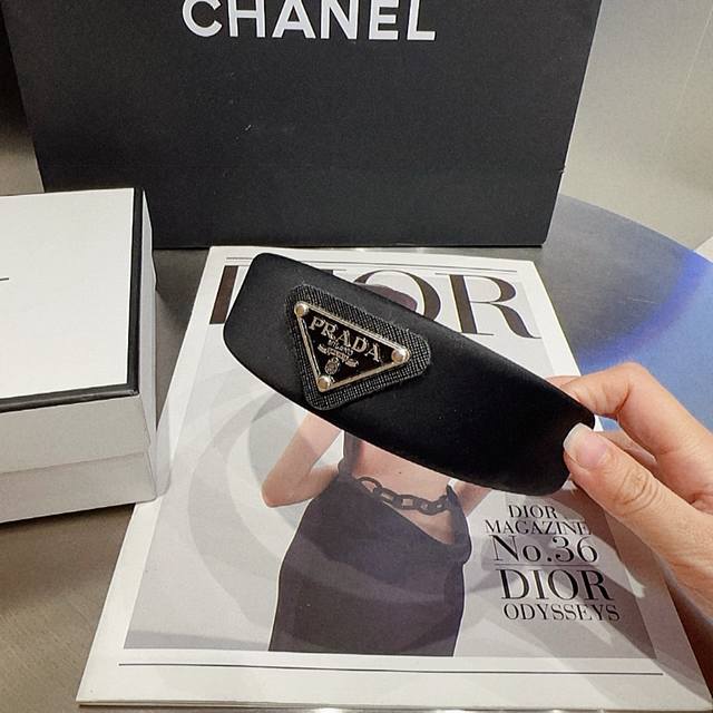 配包装盒 Prada 普拉达 爆款来啦！ 复古经典发箍，时尚潮流，超级百搭！女神必备单品