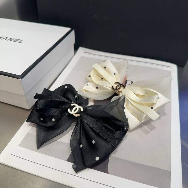 配包装盒 Chanel 香奈儿 最新款小香波点弹簧夹，超级好看！名媛范儿十足，小仙女必备