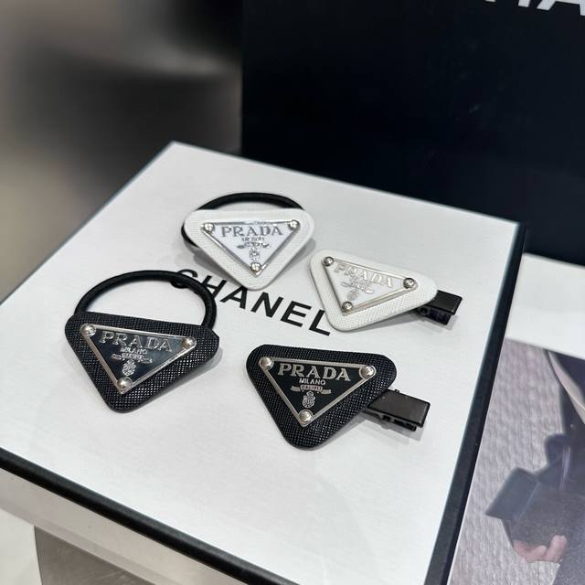 配包装盒 二件套 Prada 普拉达 爆款来啦！ 时尚边夹+发圈，超级百搭！女神必备单品