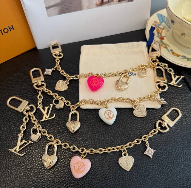 Lv钥匙扣 官网新款 包包链条挂件 多功能链条 包饰&包包肩带延长链 本款链条包饰出自路易威登X村上隆复刻系列，为耀目链条交错排布 Monogram 花卉和Ch