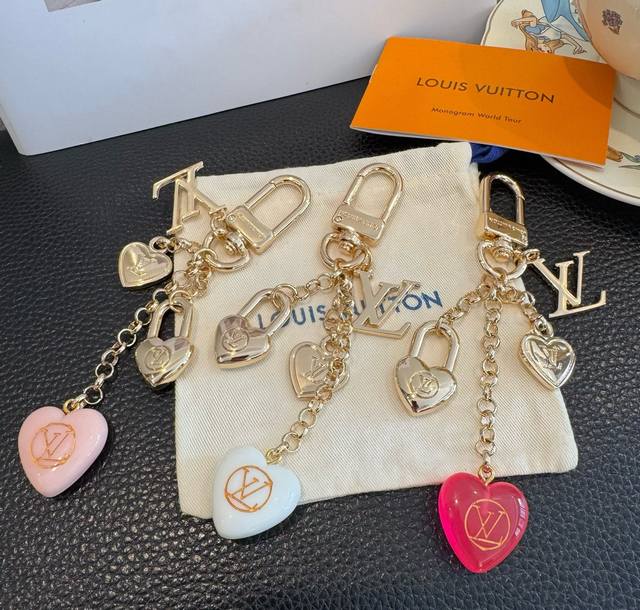 Lv 钥匙扣包包挂件挂饰 Spring Street Chain 包饰将 Monogram 花卉和 Lv 字母等经典元素化为袖珍挂饰，在淡雅色彩和 Monogr