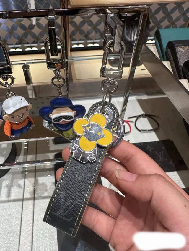 Lv钥匙扣 太阳娃娃包挂饰 原版配件 Vivienne Dragonne包饰与钥匙扣以莹泽金属雕琢品牌吉祥物形象，再以明丽珐琅彰显Vivienne的活泼个性，与