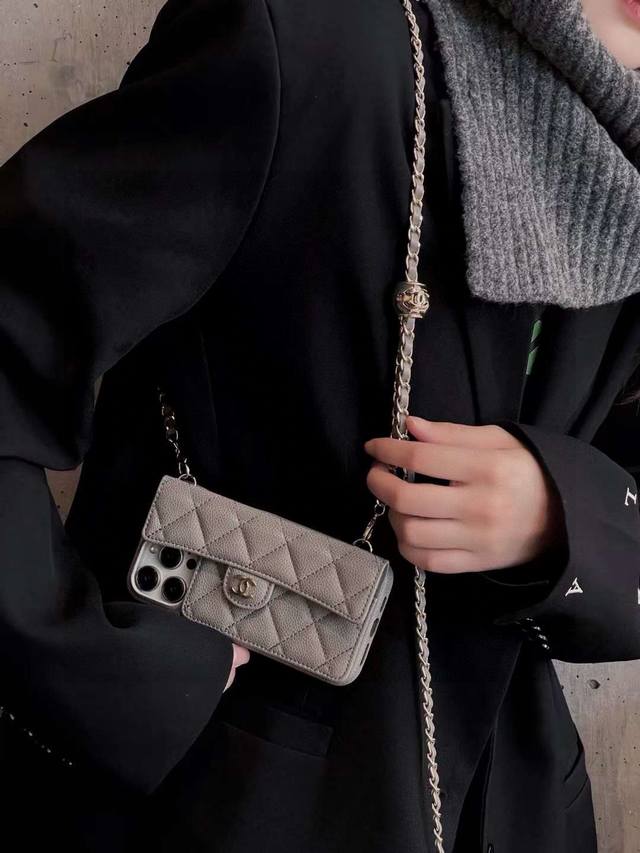 Chanel香奈儿火爆时尚圈的手机壳 真香系列 热爆美拉德色系 专柜同款链条双C小金球可调节链条长度 鱼子酱皮菱格车线翻盖插卡，时尚潮流必备 型号：为了不出现报