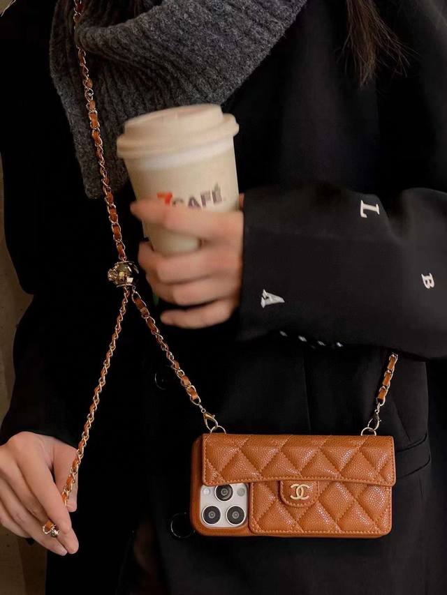 Chanel香奈儿火爆时尚圈的手机壳 真香系列 热爆美拉德色系 专柜同款链条双C小金球可调节链条长度 鱼子酱皮菱格车线翻盖插卡，时尚潮流必备 型号：为了不出现报