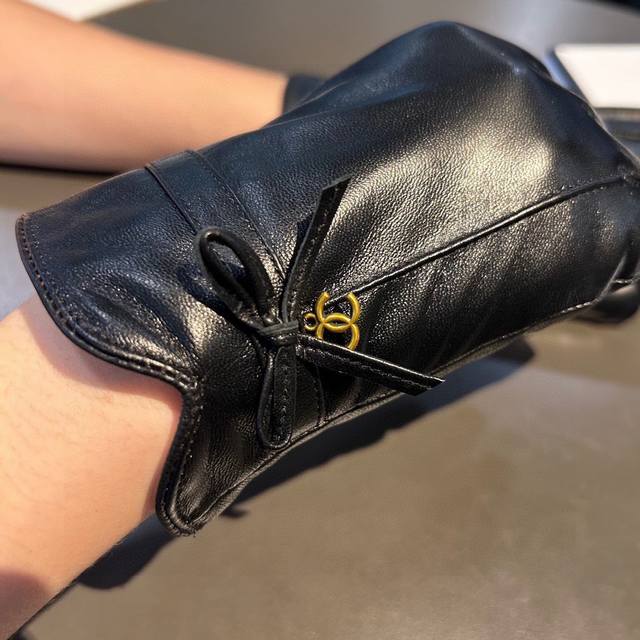 2025新款独家首发触屏手套 Chanel香奈儿 原单品质 官网同步女士新款高档羊皮手套女神首选 不可错过百分百选用进口羊皮 皮质细腻柔软 认准进口羊皮特有手感