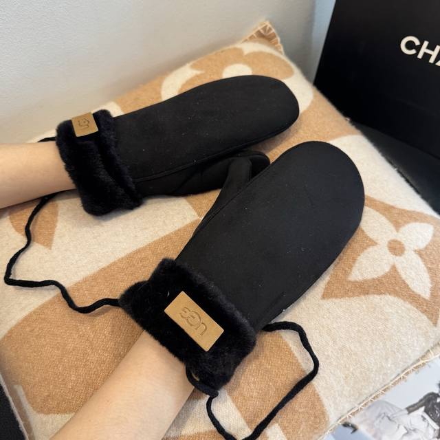 Ugg2025羊毛手套值得对比同款不同品质，秒杀市场差产品，羊毛十懒兔毛内里加绒 经典不过时款.喜欢可以入手了，这种品质的今年用了明年还能用 配盒子码数均码
