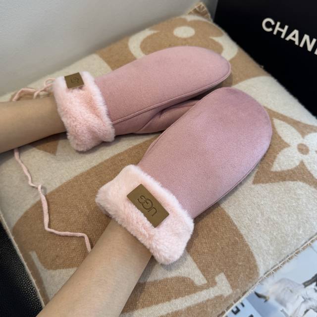 Ugg2025羊毛手套值得对比同款不同品质，秒杀市场差产品，羊毛十懒兔毛内里加绒 经典不过时款.喜欢可以入手了，这种品质的今年用了明年还能用 配盒子码数均码