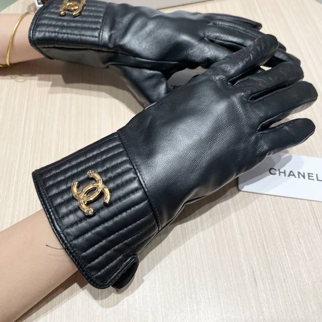 Chanel 香奈儿2025秋冬羊皮手套手机触屏，值得对比同款不同品质，秒杀市场差产品，进口一级羊皮内里加绒 经典不过时款.女神集美们喜欢可以入手了，这种品质的