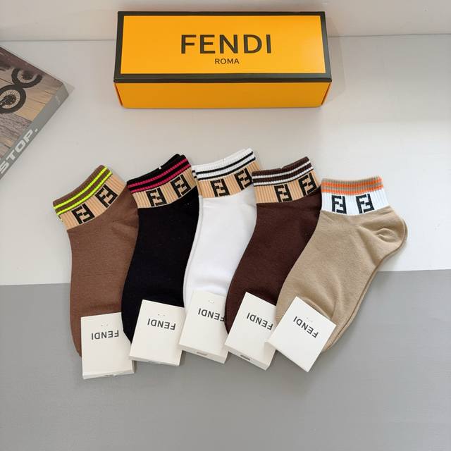 配包装 一盒5双 Fendi 芬迪 经典双Ｆ字母短筒袜子、纯棉面料， 专柜同款 实用好穿 柔软透气，时尚百搭款，大牌出街。