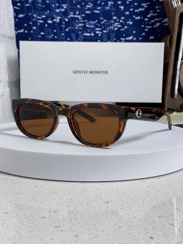 Gentle Moster Gm 王嘉尔同款高品质欧美小框墨镜男时尚太阳镜女款防紫外线眼镜驾驶镜椭圆形 型号：Monochrome