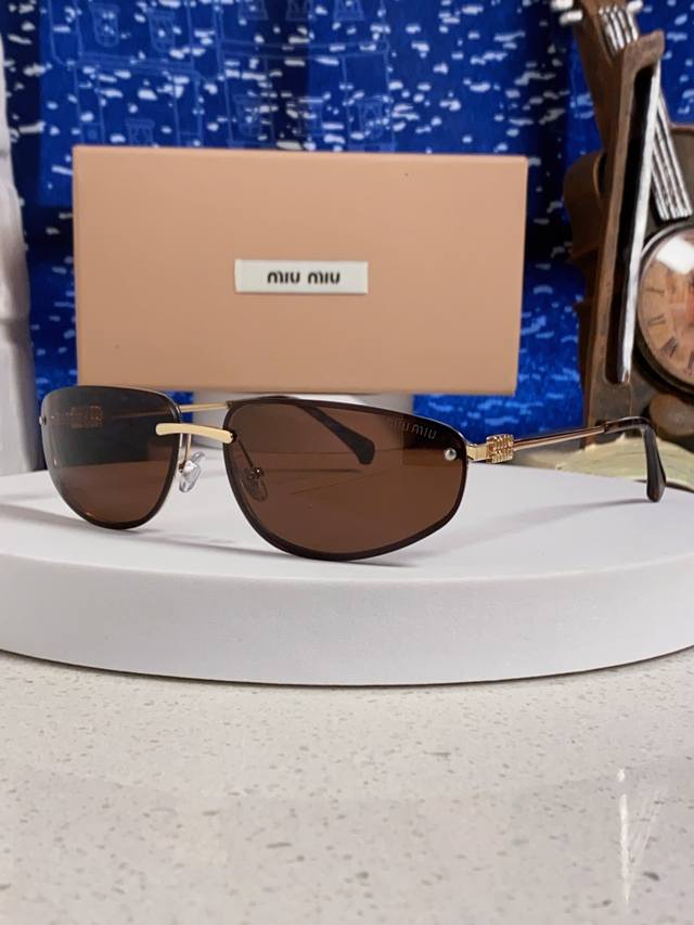 Miumiu缪缪 2025新款欧美奢华女街拍弧形超轻太阳眼欧洲站网红旅游防紫外线墨镜