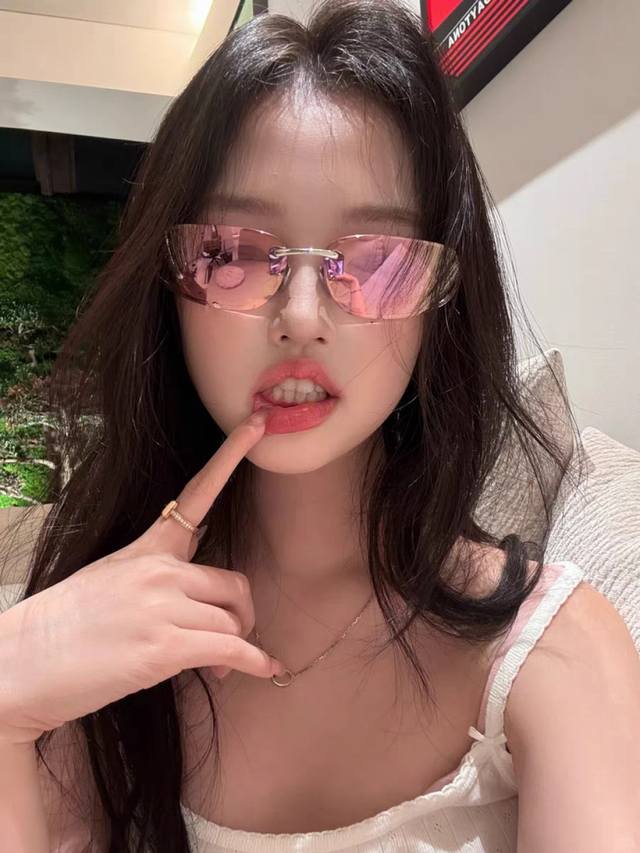 Miumiu缪缪 2025新款欧美奢华女街拍弧形超轻太阳眼欧洲站网红旅游防紫外线墨镜