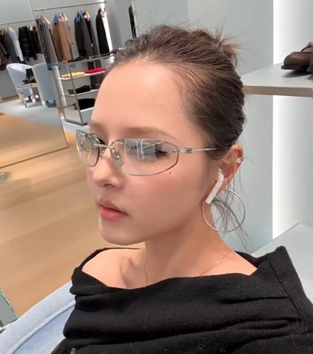 Miumiu缪缪 2025新款欧美奢华女街拍弧形超轻太阳眼欧洲站网红旅游防紫外线墨镜