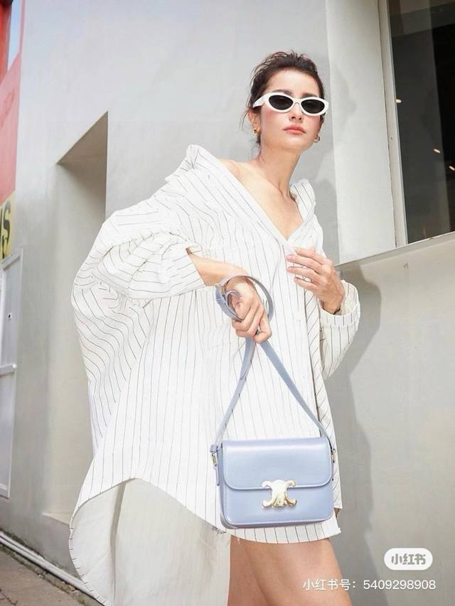 Prada普拉达明星同款 拽姐猫眼墨镜 杜鹃，袁姗姗同款酷辣墨镜 Ins博主同款款号:Pr 26Z尺寸:55-16椭圆猫眼款 但是宽度还挺宽可以遮住颧骨 #墨镜