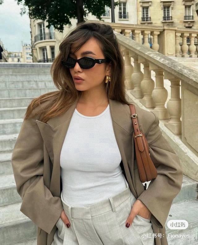 Prada普拉达明星同款 拽姐猫眼墨镜 杜鹃，袁姗姗同款酷辣墨镜 Ins博主同款款号:Pr 26Z尺寸:55-16椭圆猫眼款 但是宽度还挺宽可以遮住颧骨 #墨镜