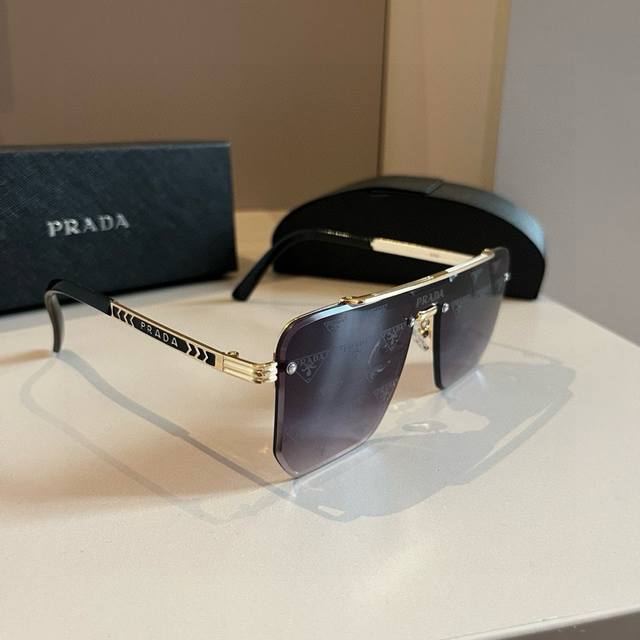 Prada 普拉达 界级大师制造. 偏光墨镜 高档 潮流时尚百搭男士款百搭瘦脸太阳镜 高品质 ！开车太阳镜 ！