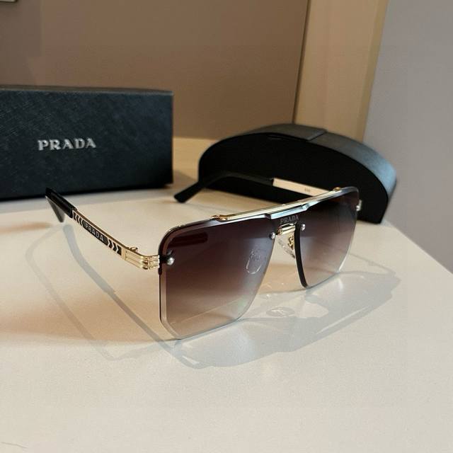 Prada 普拉达 界级大师制造. 偏光墨镜 高档 潮流时尚百搭男士款百搭瘦脸太阳镜 高品质 ！开车太阳镜 ！