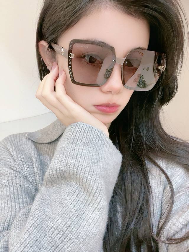 Chanel 香奈儿 2025新款潮流爆款 时尚方框太阳镜 佩戴舒适 网红潮款墨镜 女士高清加厚偏光太阳镜 高品质Tr镜框 型号Ch9990