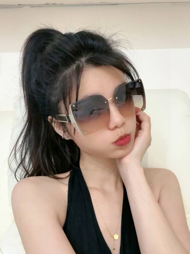 Dior-迪奥 2025开春新款 潮流爆款 时尚方框太阳镜 高品质 佩戴舒适 网红潮款墨镜 女士高清太阳镜 高品质Tr镜框 型号：Cd2220