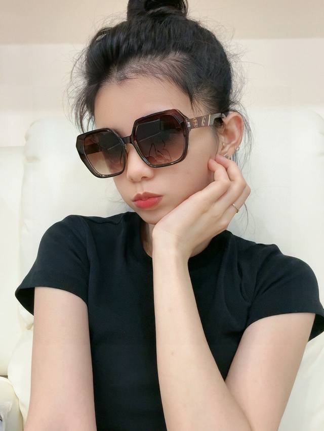 Chanel 香奈儿 2025新款潮流爆款 时尚方框太阳镜 佩戴舒适 网红潮款墨镜 女士高清加厚偏光太阳镜 高品质Tr镜框 型号Ch6236