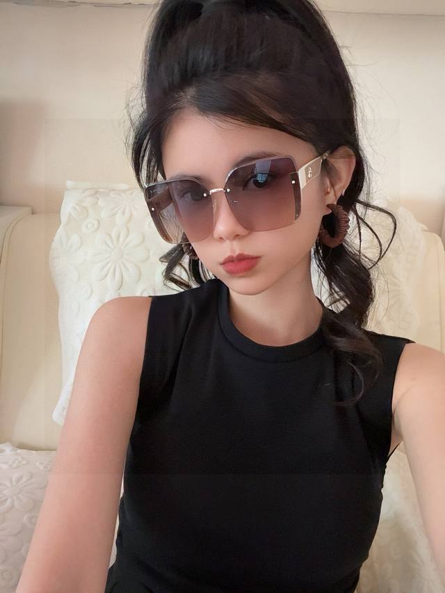 香奈儿 2025开春新款 潮流爆款 时尚方框太阳镜 高品质 佩戴舒适 网红潮款墨镜 女士高清加厚偏光太阳镜 高品质Tr镜框 型号：Ch5100