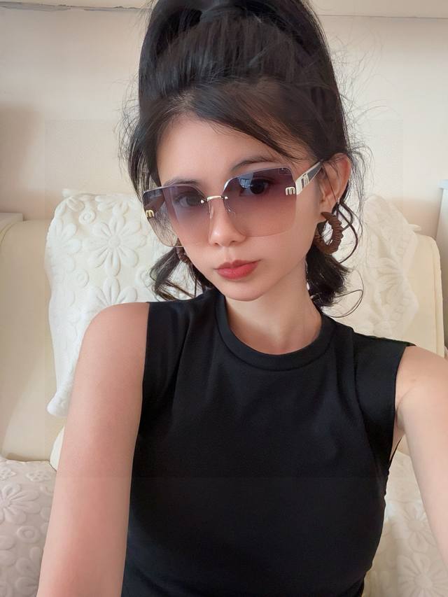 Miumiu 缪缪2025开春新款闪耀新款璀璨登台 太阳镜潮品 精致个性设计简约时尚 专柜品质值得拥有 绝对潮爆 提升个人品味的时尚单品 型号：M6550