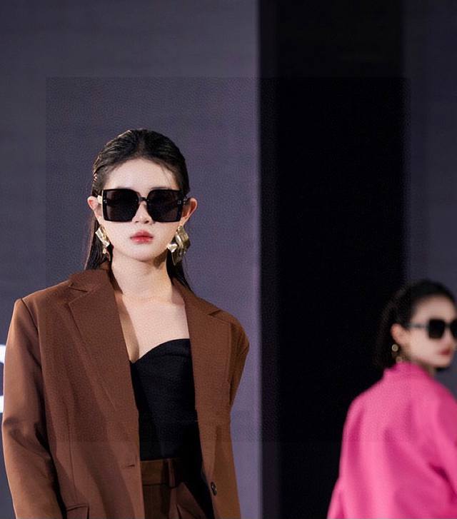 Dior-迪奥 2025开春新款 潮流爆款 时尚方框偏光太阳镜 高品质 佩戴舒适 网红潮款墨镜 型号：D5290