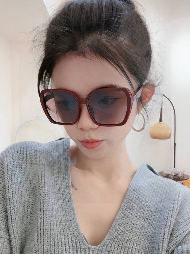 Dior-迪奥 2025开春新款 潮流爆款 时尚方框偏光太阳镜 高品质 佩戴舒适 网红潮款墨镜 型号：D7732