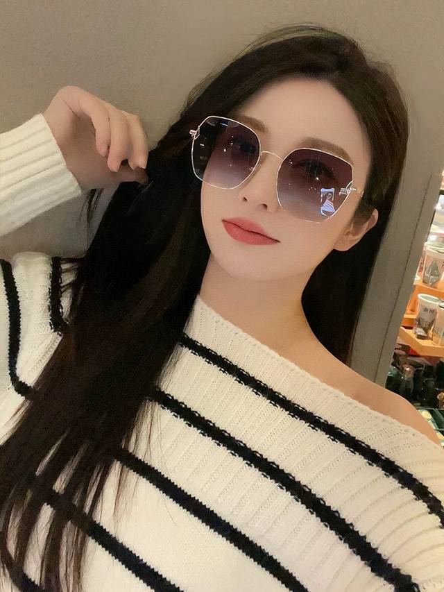 新品Chanel 香奈儿太阳镜以独特魅力和前卫风格诠释春夏最新眼镜，质感超好佩带舒适 型号：Ch95812