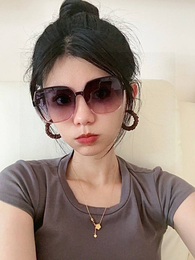 Tr偏光系列 Chanel大框太阳镜墨镜 经典的方框设计，不挑脸型，无论搭配大衣还是连衣裙都非常显气质偏光镜片预防紫外线 型号：Ch2990